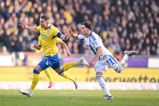 21 12 2025, Football, 2 Bundesliga, Season 2025 2026, Matchday 17, Eintracht Braunschweig FC Schalke 04, Sven Köhler Eintracht Braunschweig , Soufiane El Faouzi FC Schalke 04 xRHR PHOTO YYx Copyright: KROEGER RHR-FOTOx RHR-FOTO YY