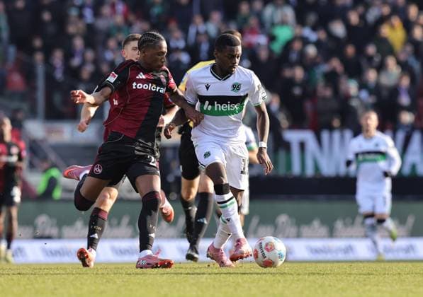 21 12 2025 Soccer Season 2025 2026 2 Soccer Bundesliga 17 Matchday 1 FC Nürnberg FCN Club Hannover 96 H96 Sportfoto Zink DaMa xdaxmax DFL regulations prohibit any use of photographs as image sequences and or quasi video only for editorial use Pape Demba Diop 20, 1 FC Nürnberg FCN Noel Aseko 15, Hannover 96 H96