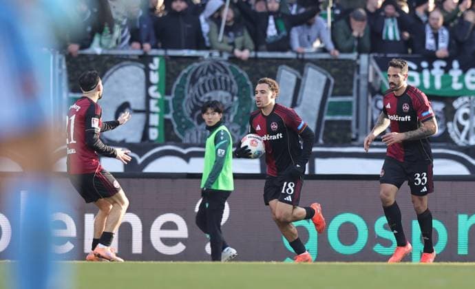 21 12 2025 Soccer Season 2025 2026 2 Soccer Bundesliga 17 Matchday 1 FC Nürnberg FCN Club Hannover 96 H96 Sportfoto Zink DaMa xdaxmax DFL regulations prohibit any use of photographs as image sequences and or quasi video only for editorial use Jubel Freude Torjubel nach Tor zum 1 1 Rafael Lubach 18, 1 FC Nürnberg FCN und Mannschaft Team jubelt freut sich Torschütze Rafael Lubach 18, 1 FC Nürnberg FCN