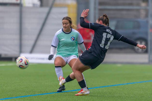 Ingolstadt, Germany 21 December 2025 2 BL Women 2025 2026 FC Ingolstadt 04 vs 1 FFC Turbine Potsdam In the picture from left in the duel Libby Moore Turbine and Leonie Hein FCI Audi Sportpark Bayern Copyright: xFotostandx xSchäferx
