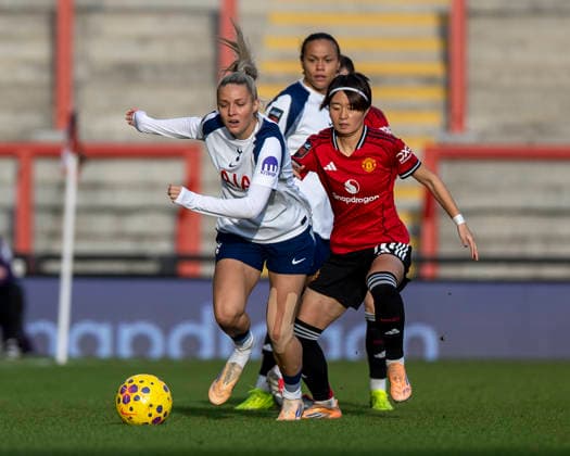 21st December 2025; Leigh Sports Village, Manchester, England; Womens League Cup Football Quarter Final, Manchester United, ManU versus Tottenham Hotspur; Amanda Nilden of Tottenham Hotspur Women under pressure from Hinata Miyazawa of Manchester United Women  TimxWilliams