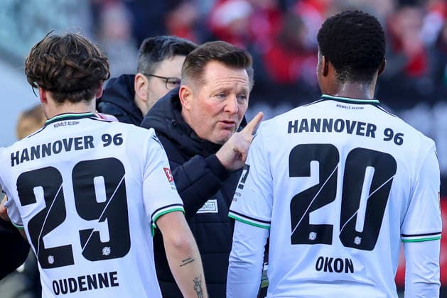 Kolja Oudenne Hannover 96 , Coach Christian Titz Hannover 96 and Ime Okon Hannover 96 talk together, 2 Bundesliga, 1 FC Nürnberg v Hannover 96, Max Morlock Stadion on December 21, 2025 in Nuremberg, Germany Photo by Marco Steinbrenner DeFodi Images Kolja Oudenne Hannover 96 , Coach Christian Titz Hannover 96 and Ime Okon Hannover 96 talk together, 2 Bundesliga, 1 FC Nürnberg v Hannover 96, Max Morlock Stadion, December 21, 2025 in Nuremberg, Germany Photo by Marco Steinbrenner DeFodi Images