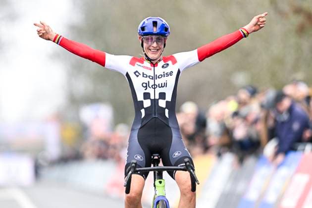 UCI Cyclocross World Cup 2025-2026 Koksijde KOKSIJDE, BELGIUM - DECEMBER 21 : Brand Lucinda of Baloise Glowi Lions celebrating her victory during the 6th leg of the Koksijde UCI Cyclocross World Cup 2025-2026 a cyclocross race for Women Elite on December 21, 2025 in Koksijde, Belgium, 21 12 2025 ( Koksijde Belgium  Copyright: xNicoxVereeckenx