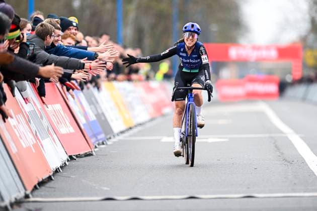 UCI Cyclocross World Cup 2025-2026 Koksijde KOKSIJDE, BELGIUM - DECEMBER 21 : Van Anrooij Shirin of Baloise Glowi Lions at the finish line, second place during the 6th leg of the Koksijde UCI Cyclocross World Cup 2025-2026 a cyclocross race for Women Elite on December 21, 2025 in Koksijde, Belgium, 21 12 2025 ( Koksijde Belgium  Copyright: xNicoxVereeckenx