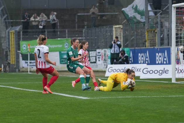 Google Pixel Womens Bundesliga SC Freiburg vs SV Werder Bremen, 21 12 2025 Laura Benkarth SC Freiburg, 1 with a parade Google Pixel Womens Bundesliga SC Freiburg vs SV Werder Bremen, Dreisamstadion, 21 12 2025 DFB DFL REGULATIONS PROHIBIT ANY USE OF PHOTOGRAPHS AS IMAGE SEQUENCES AND OR QUASI VIDEO Copyright: xBEAUTIFULxSPORTS Boscox
