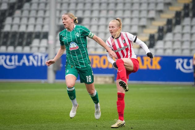 Soccer, Google Pixel Womens Bundesliga, Matchday 14, 2025 2026, SC Freiburg vs SV Werder Bremen, 21 12 2025, Dreisamstadion, Freiburg, LINA HAUSICKE SV Werder Bremen, 18 Meret Felde SC Freiburg, Women 4 Freiburg Dreisamstadion Baden Württemberg Germany Copyright: xFINLEYxMÖRCHx