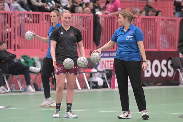 Svenja Demmel TusSies Metzingen, 21 in conversation with Louisa Wolf TusSies Metzingen, Co Coach TusSies Metzingen vs VfL Oldenburg, Handball, Alsco HBF, 11 League Matchday, Season 2025 2026, 21 12 2025 TusSies Metzingen vs VfL Oldenburg, Handball, Alsco HBF, 11 League Matchday, Season 2025 2026, 21 12 2025 Tuebingen Copyright: xEibner-Pressefoto TobiasxBaurx EP_TBR