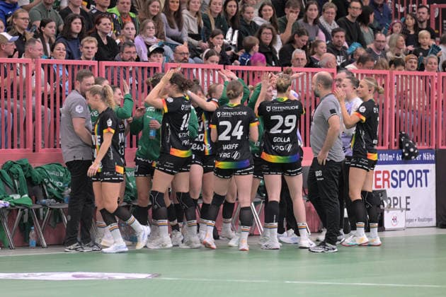 Circle of VfL Oldenburg before the match TusSies Metzingen vs VfL Oldenburg, handball, Alsco HBF, 11 league matchday, season 2025 2026, 21 12 2025 TusSies Metzingen vs VfL Oldenburg, handball, Alsco HBF, 11 league matchday, season 2025 2026, 21 12 2025 Tuebingen Copyright: xEibner-Pressefoto TobiasxBaurx EP_TBR