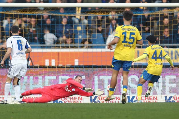 21 12 2025, xtgx, Fußball 2 Bundesliga, Eintracht Braunschweig FC Schalke 04 v l Loris Karius Schalke, 1 Parade, haelt den Ball, faengt den Ball, pariert DFL DFB REGULATIONS PROHIBIT ANY USE OF PHOTOGRAPHS as IMAGE SEQUENCES and or QUASI VIDEO Braunschweig