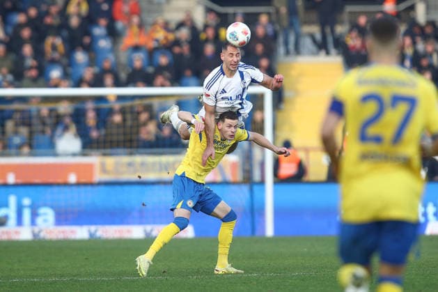 21 12 2025, xtgx, Football 2 Bundesliga, Eintracht Braunschweig FC Schalke 04 v l Erencan Yardimci Braunschweig, 9 , Nikola Katic Schalke, 25 duel, duel, fight, tackle DFL DFB REGULATIONS PROHIBIT ANY USE OF PHOTOGRAPHS as IMAGE SEQUENCES and or QUASI VIDEO Braunschweig