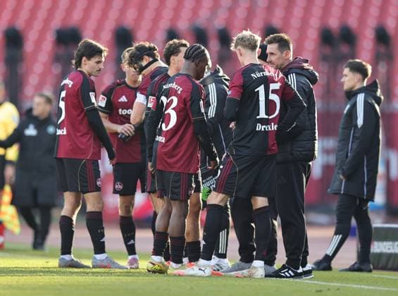 21 12 2025 Soccer Season 2025 2026 2 Soccer Bundesliga 17 Matchday 1 FC Nürnberg FCN Club Hannover 96 H96 Sportfoto Zink DaMa xdaxmax DFL regulations prohibit any use of photographs as image sequences and or quasi video only for editorial use Miroslav Miro Klose Trainer 1 FC Nürnberg FCN gives instructions to Rafael Lubach 18, 1 FC Nürnberg FCN Mohamed Ali Zoma 23, 1 FC Nürnberg FCN and Mannschaft Team