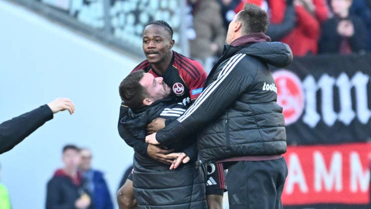 21 12 2025 Soccer Season 2025 2026 2 Soccer Bundesliga 17 Matchday 1 FC Nürnberg FCN Club Hannover 96 H96 Sportfoto Zink xwoxzix DFL regulations prohibit any use of photographs as image sequences and or quasi video only for editorial use Torjubel Jubel nach Treffer Tor Torschuß zum 2 1 durch Mohamed Ali Zoma 23, 1 FC Nürnberg FCN Christian Mathenia 26, 1 FC Nürnberg FCN Mohamed Ali Zoma 23, 1 FC Nürnberg FCN Miroslav Miro Klose Trainer 1 FC Nürnberg FCN