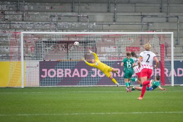 Soccer, Google Pixel Women Bundesliga, 14 Matchday, 2025 2026, SC Freiburg vs SV Werder Bremen, 21 12 2025, Dreisamstadion, Freiburg, Leela Egli SC Freiburg, Women 20 Goal, Goal celebration, Emotions, Goal shot, Joy, Cheering, Freiburg Dreisamstadion Baden Württemberg Germany Copyright: xFINLEYxMÖRCHx