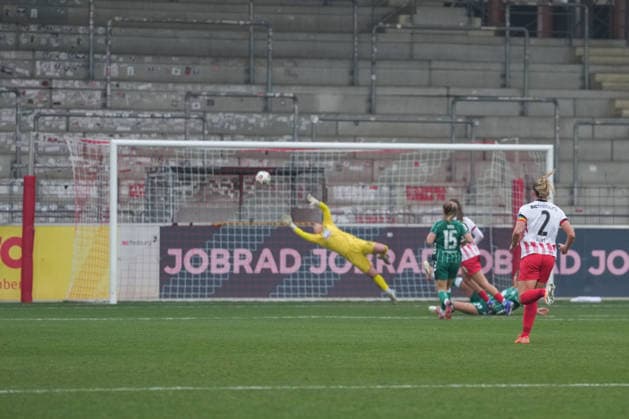 Google Pixel Womens Bundesliga SC Freiburg vs SV Werder Bremen, 21 12 2025 Shot to 2 0 by Leela Egli SC Freiburg, 20 , Mariella El Sherif SV Werder Bremen, 39 tries to catch the ball with hechten Google Pixel Womens Bundesliga SC Freiburg vs SV Werder Bremen, Dreisamstadion, 21 12 2025 DFB DFL REGULATIONS PROHIBIT ANY USE OF PHOTOGRAPHS AS IMAGE SEQUENCES AND OR QUASI VIDEO Copyright: xBEAUTIFULxSPORTS Boscox