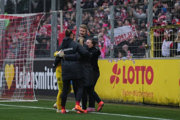 Google Pixel Womens Bundesliga SC Freiburg vs SV Werder Bremen, 21 12 2025 Laura Benkarth SC Freiburg, 1 celebrates to 2 0 by Leela Egli SC Freiburg, 20 with the substitutes Google Pixel Womens Bundesliga SC Freiburg vs SV Werder Bremen, Dreisamstadion, 21 12 2025 DFB DFL REGULATIONS PROHIBIT ANY USE OF PHOTOGRAPHS AS IMAGE SEQUENCES AND OR QUASI VIDEO Copyright: xBEAUTIFULxSPORTS Boscox