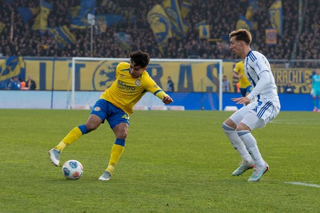 Germany, Soccer, 2 Bundesliga, Matchday 17 2025 2026 Eintracht Braunschweig Schalke 04 on 21 12 in Braunschweig Eintracht Stadion Johan Gomez Eintracht Braunschweig 44 Felipe Sanchez FC Schalke 04 2 Copyright: xSvenxHeidmannx