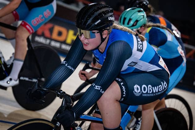 MNTEN Franziska DM Omnium 2025 Frankfurt Oder MNTEN Franziska GER RSC Turbine Erfurt Landscape horizontal Landscape Event Event DM Omnium 2025 German Championship Category Category Cycling Track Cycling National Championship Omnium Women U19 Juniors Location Location Europe Germany Brandenburg Märkisch Oderland Frankfurt Oder Oderlandhalle Discipline Omnium Points Race 4 Race Distance 15 km Date Date 20 12 2025 Saturday Day 2