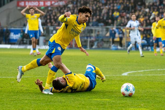 Germany, Soccer, 2 Bundesliga, Matchday 17 2025 2026 Eintracht Braunschweig Schalke 04 on 21 12 in Braunschweig Eintracht Stadion Erencan Yardimci Eintracht Braunschweig 9 is brought down by Johan Gomez Eintracht Braunschweig 44 Copyright: xSvenxHeidmannx