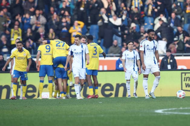 21 12 2025, xtgx, Football 2 Bundesliga, Eintracht Braunschweig FC Schalke 04 v l Schalke disappointed, disappointed, looks disappointed, dejected, disappointed, Mehmet Aydin Braunschweig, 8 cheers, goal celebration, celebrates the goal, celebration DFL DFB REGULATIONS PROHIBIT ANY USE OF PHOTOGRAPHS as IMAGE SEQUENCES and or QUASI VIDEO Braunschweig