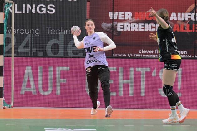 Madita Kohorst VfL Oldenburg, 25 in goal on the ball TusSies Metzingen vs VfL Oldenburg, handball, Alsco HBF, 11 league matchday, 2025 2026 season, 21 12 2025 TusSies Metzingen vs VfL Oldenburg, handball, Alsco HBF, 11 league matchday, 2025 2026 season, 21 12 2025 Tuebingen Copyright: xEibner-Pressefoto TobiasxBaurx EP_TBR