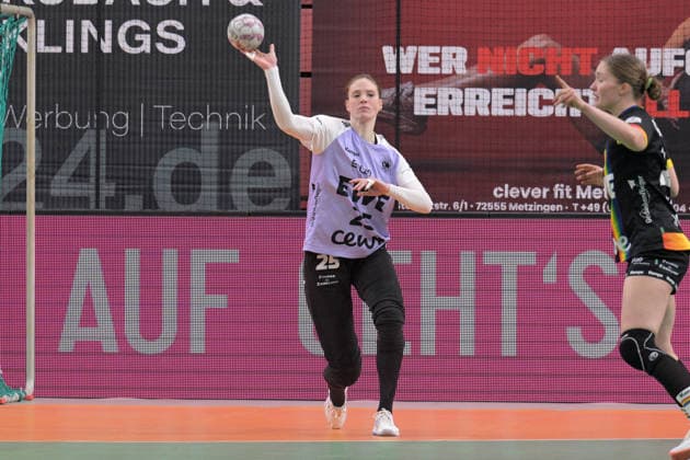 Madita Kohorst VfL Oldenburg, 25 in goal on the ball TusSies Metzingen vs VfL Oldenburg, handball, Alsco HBF, 11 league matchday, 2025 2026 season, 21 12 2025 TusSies Metzingen vs VfL Oldenburg, handball, Alsco HBF, 11 league matchday, 2025 2026 season, 21 12 2025 Tuebingen Copyright: xEibner-Pressefoto TobiasxBaurx EP_TBR