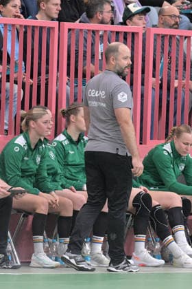 Niels Boetel VfL Oldenburg, Coach TusSies Metzingen vs VfL Oldenburg, Handball, Alsco HBF, 11 League Matchday, Season 2025 2026, 21 12 2025 TusSies Metzingen vs VfL Oldenburg, Handball, Alsco HBF, 11 League Matchday, Season 2025 2026, 21 12 2025 Tuebingen Copyright: xEibner-Pressefoto TobiasxBaurx EP_TBR