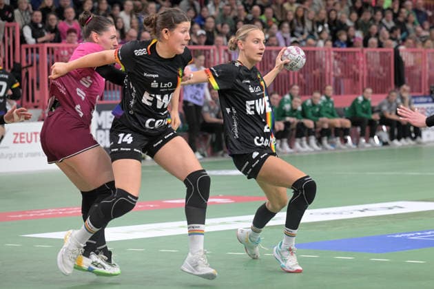 Lisa Borutta VfL Oldenburg, 02 and Marie Steffen VfL Oldenburg, 14 against Svenja Huebner TusSies Metzingen, 26 TusSies Metzingen vs VfL Oldenburg, handball, Alsco HBF, 11 league matchday, 2025 2026 season, 21 12 2025 TusSies Metzingen vs VfL Oldenburg, handball, Alsco HBF, 11 league matchday, 2025 2026 season, 21 12 2025 Tuebingen Copyright: xEibner-Pressefoto TobiasxBaurx EP_TBR