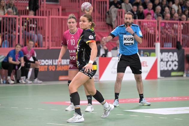 Joanna Granicka VfL Oldenburg, 21 at 7 meters TusSies Metzingen vs VfL Oldenburg, Handball, Alsco HBF, 11 League Matchday, Season 2025 2026, 21 12 2025 TusSies Metzingen vs VfL Oldenburg, Handball, Alsco HBF, 11 League Matchday, Season 2025 2026, 21 12 2025 Tuebingen Copyright: xEibner-Pressefoto TobiasxBaurx EP_TBR