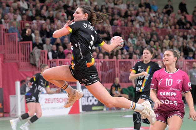 Lana Teiken VfL Oldenburg, 03 Throw Goal TusSies Metzingen vs VfL Oldenburg, Handball, Alsco HBF, 11 League Matchday, Season 2025 2026, 21 12 2025 TusSies Metzingen vs VfL Oldenburg, Handball, Alsco HBF, 11 League Matchday, Season 2025 2026, 21 12 2025 Tuebingen Copyright: xEibner-Pressefoto TobiasxBaurx EP_TBR