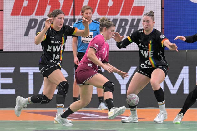 Marie Steffen VfL Oldenburg, 14 and Ariane Pfundstein VfL Oldenburg, 20 against Nele Franz TusSies Metzingen, 10 TusSies Metzingen vs VfL Oldenburg, handball, Alsco HBF, 11 league matchday, 2025 2026 season, 21 12 2025 TusSies Metzingen vs VfL Oldenburg, handball, Alsco HBF, 11 league matchday, 2025 2026 season, 21 12 2025 Tuebingen Copyright: xEibner-Pressefoto TobiasxBaurx EP_TBR