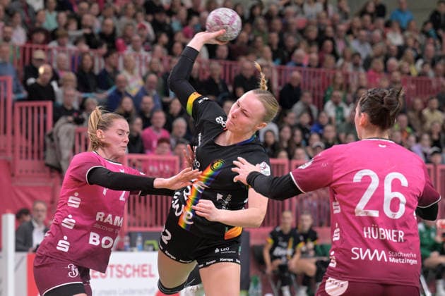 Lotta Roepcke VfL Oldenburg, 22 vs Selina Lindemann TusSies Metzingen, 02 and Svenja Huebner TusSies Metzingen, 26 TusSies Metzingen vs VfL Oldenburg, handball, Alsco HBF, 11 league matchday, 2025 2026 season, 21 12 2025 TusSies Metzingen vs VfL Oldenburg, handball, Alsco HBF, 11 league matchday, 2025 2026 season, 21 12 2025 Tuebingen Copyright: xEibner-Pressefoto TobiasxBaurx EP_TBR