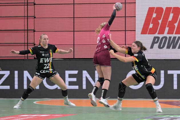 Lotta Roepcke VfL Oldenburg, 22 and Marie Steffen VfL Oldenburg, 14 against Charlotte Cholevova TusSies Metzingen, 96 TusSies Metzingen vs VfL Oldenburg, Handball, Alsco HBF, 11 League Matchday, Season 2025 2026, 21 12 2025 TusSies Metzingen vs VfL Oldenburg, Handball, Alsco HBF, 11 League Matchday, Season 2025 2026, 21 12 2025 Tuebingen Copyright: xEibner-Pressefoto TobiasxBaurx EP_TBR