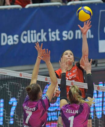 20 12 2025, Dresdens Marta Levinska smashes, Volleyball, 1 Bundesliga, Dresdner SC Schwarz Weiss Erfurt, c Dresden