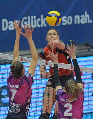 20 12 2025, Dresdens Marta Levinska smashes, Volleyball, 1 Bundesliga, Dresdner SC Schwarz Weiss Erfurt, c Dresden