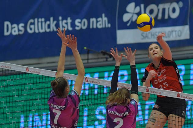 20 12 2025, Dresdens Marta Levinska smashes, Volleyball, 1 Bundesliga, Dresdner SC Schwarz Weiss Erfurt, c Dresden
