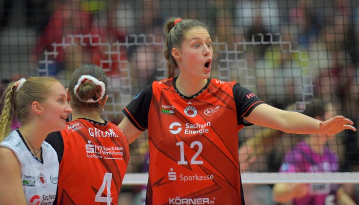 20 12 2025, Dresdens Mette Pfeffer, and Dresdens Patricia Nestler, Volleyball, 1 Bundesliga, Dresdner SC Schwarz Weiss Erfurt, c Dresden