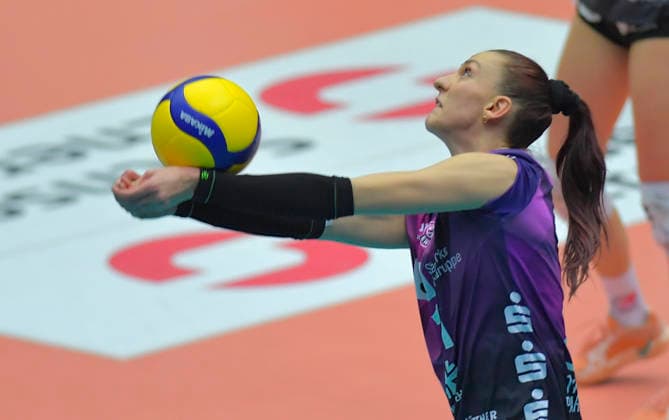 20 12 2025, Erfurts Isabel Kovacic receiving, Volleyball, 1 Bundesliga, Dresdner SC Schwarz Weiss Erfurt 3 0, c Dresden