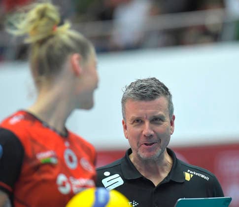 20 12 2025, Dresdens coach Alexander Waibl with Dresdens Rosa Entius, Volleyball, 1 Bundesliga, Dresdner SC Schwarz Weiss Erfurt 3 0, c Dresden