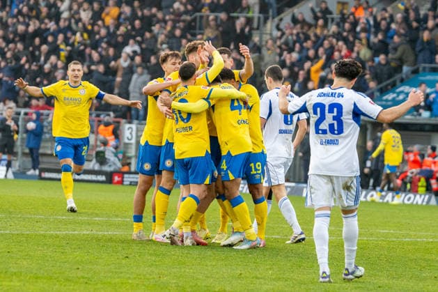 Germany, Soccer, 2 Bundesliga, Matchday 17 2025 2026 Eintracht Braunschweig Schalke 04 on 21 12 in Braunschweig Eintracht Stadion 1 0 Mehmet Aydin Eintracht Braunschweig 8 Goal Goal celebration Copyright: xSvenxHeidmannx