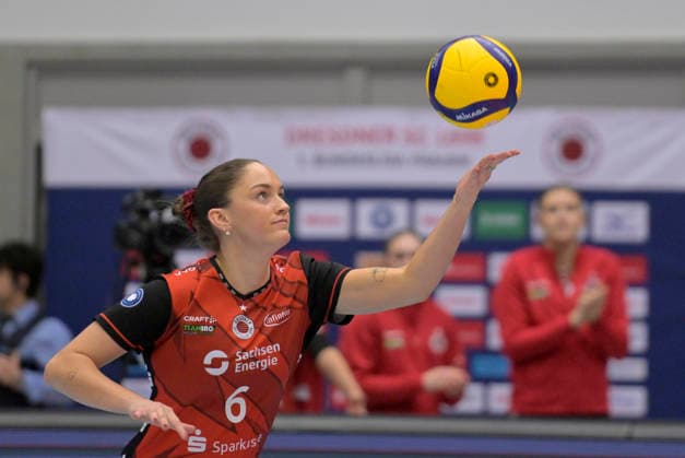 20 12 2025, Dresdens Amelia van der Werff serving, Volleyball, 1 Bundesliga, Dresdner SC Schwarz Weiss Erfurt 3 0, c Dresden