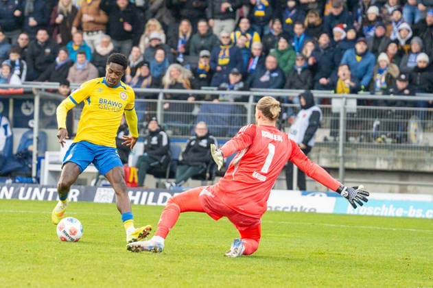 Germany, Soccer, 2 Bundesliga, Matchday 17 2025 2026 Eintracht Braunschweig Schalke 04 on 21 12 in Braunschweig Eintracht Stadion Big Chance Christian Joe Conteh Eintracht Braunschweig 32 Loris Karius FC Schalke 04 1 Copyright: xSvenxHeidmannx