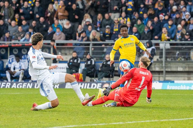 Germany, Soccer, 2 Bundesliga, Matchday 17 2025 2026 Eintracht Braunschweig Schalke 04 on 21 12 in Braunschweig Eintracht Stadion Big Chance Christian Joe Conteh Eintracht Braunschweig 32 Loris Karius FC Schalke 04 1 Copyright: xSvenxHeidmannx