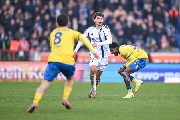 21 12 2025, Football, 2 Bundesliga, Season 2025 2026, Matchday 17, Eintracht Braunschweig FC Schalke 04, Mertcan Ayhan FC Schalke 04 , Joe Christian Conteh Eintracht Braunschweig must go down injured afterwards xRHR PHOTO YYx Copyright: KROEGER RHR-FOTOx RHR-FOTO YY