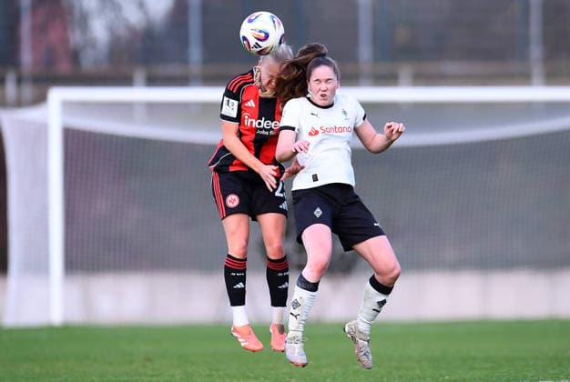 Soccer 2 Womens Bundesliga Season 2025 2026 14 Matchday Borussia Mönchengladbach Eintracht Frankfurt II on 21 12 2025 at Grenzlandstadion in Mönchengladbach Keira Bednorz Eintracht Frankfurt II , left Suus Van Der Drift Borussia Mönchengladbach , right DFB regulations prohibit any use of photographs as image sequences and or quasi video Nordrhein Westfalen Germany