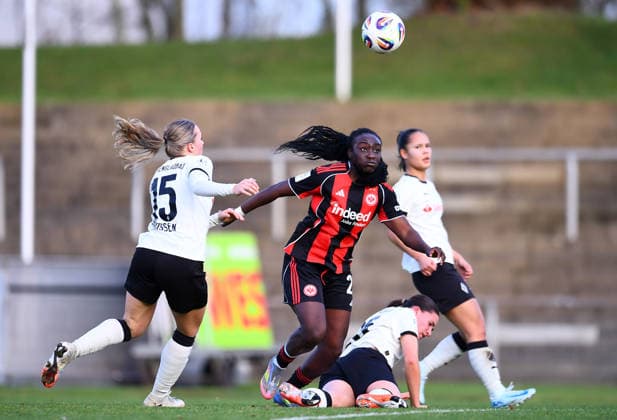 Soccer 2 Women Bundesliga Season 2025 2026 14 Matchday Borussia Mönchengladbach Eintracht Frankfurt II on 21 12 2025 at Grenzlandstadion in Mönchengladbach Sam Drissen Borussia Mönchengladbach , left Mira Arouna Eintracht Frankfurt II , right DFB regulations prohibit any use of photographs as image sequences and or quasi video Nordrhein Westfalen Germany