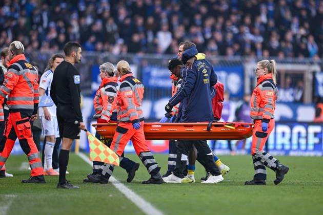 21 12 2025, Football, 2 Bundesliga, Season 2025 2026, Matchday 17, Eintracht Braunschweig FC Schalke 04, Joe Christian Conteh Eintracht Braunschweig must go down injured, xRHR PHOTO YYx Copyright: KROEGER RHR-FOTOx RHR-FOTO YY