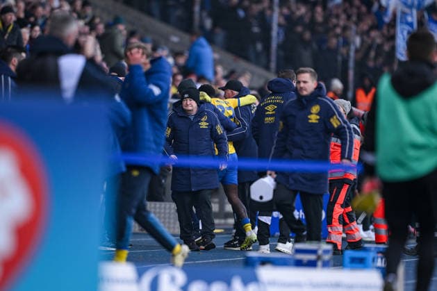 21 12 2025, Football, 2 Bundesliga, Season 2025 2026, Matchday 17, Eintracht Braunschweig FC Schalke 04, Joe Christian Conteh Eintracht Braunschweig must go down injured, xRHR PHOTO YYx Copyright: KROEGER RHR-FOTOx RHR-FOTO YY
