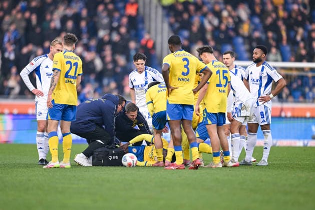 21 12 2025, Football, 2 Bundesliga, Season 2025 2026, Matchday 17, Eintracht Braunschweig FC Schalke 04, Joe Christian Conteh Eintracht Braunschweig lies injured on the ground and screams, xRHR PHOTO YYx Copyright: KROEGER RHR-FOTOx RHR-FOTO YY