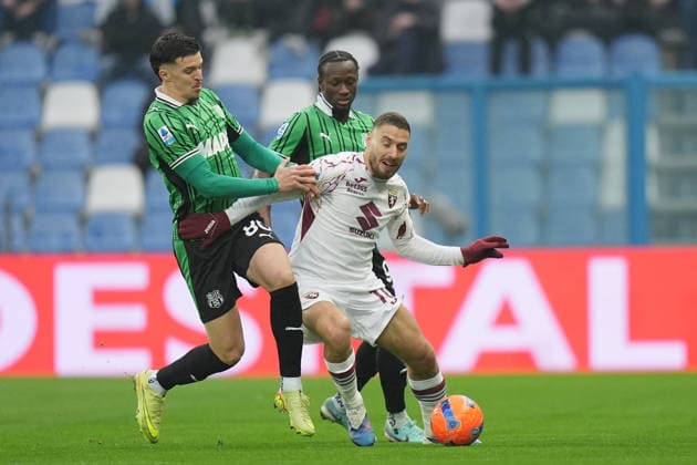 Torino™s Nikola Vlasic with a dog during the Serie A soccer match between Sassuolo and Torino at the Mapei Stadium in Reggio Emilia , north Italy - Sunday , December 21 , 2025. - Soccer .  Copyright: xSpada LaPressex