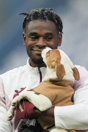 Torino™s Duvan Zapata with a dog during the Serie A soccer match between Sassuolo and Torino at the Mapei Stadium in Reggio Emilia , north Italy - Sunday , December 21 , 2025. - Soccer .  Copyright: xSpada LaPressex